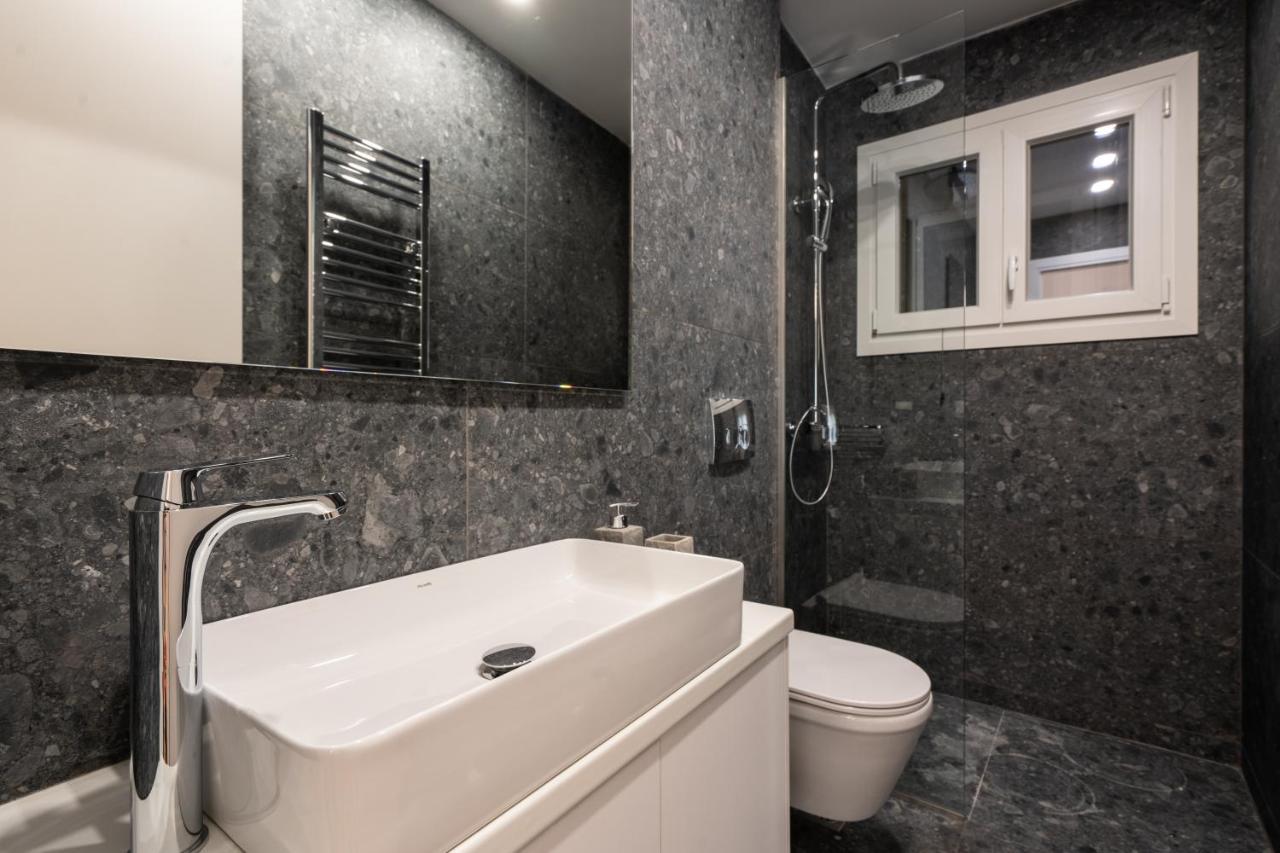 Unique 2 Bedrooms Apartment, Steps To Plaka And City Center Афины Экстерьер фото