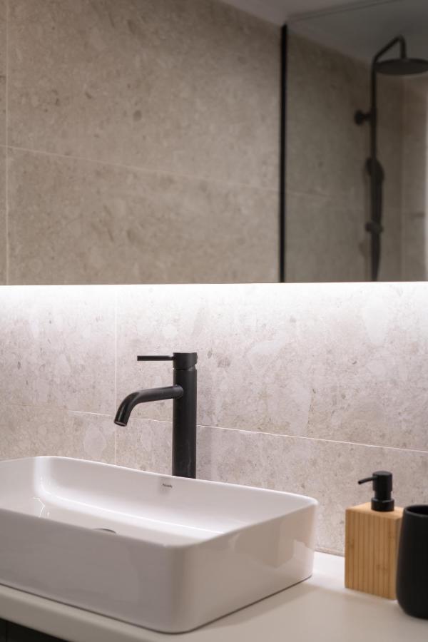 Unique 2 Bedrooms Apartment, Steps To Plaka And City Center Афины Экстерьер фото